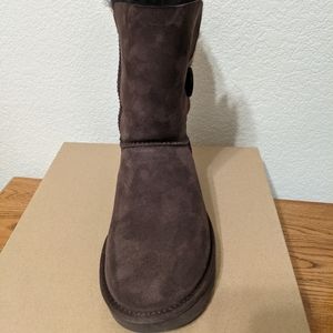 Ugg bailey button size 8